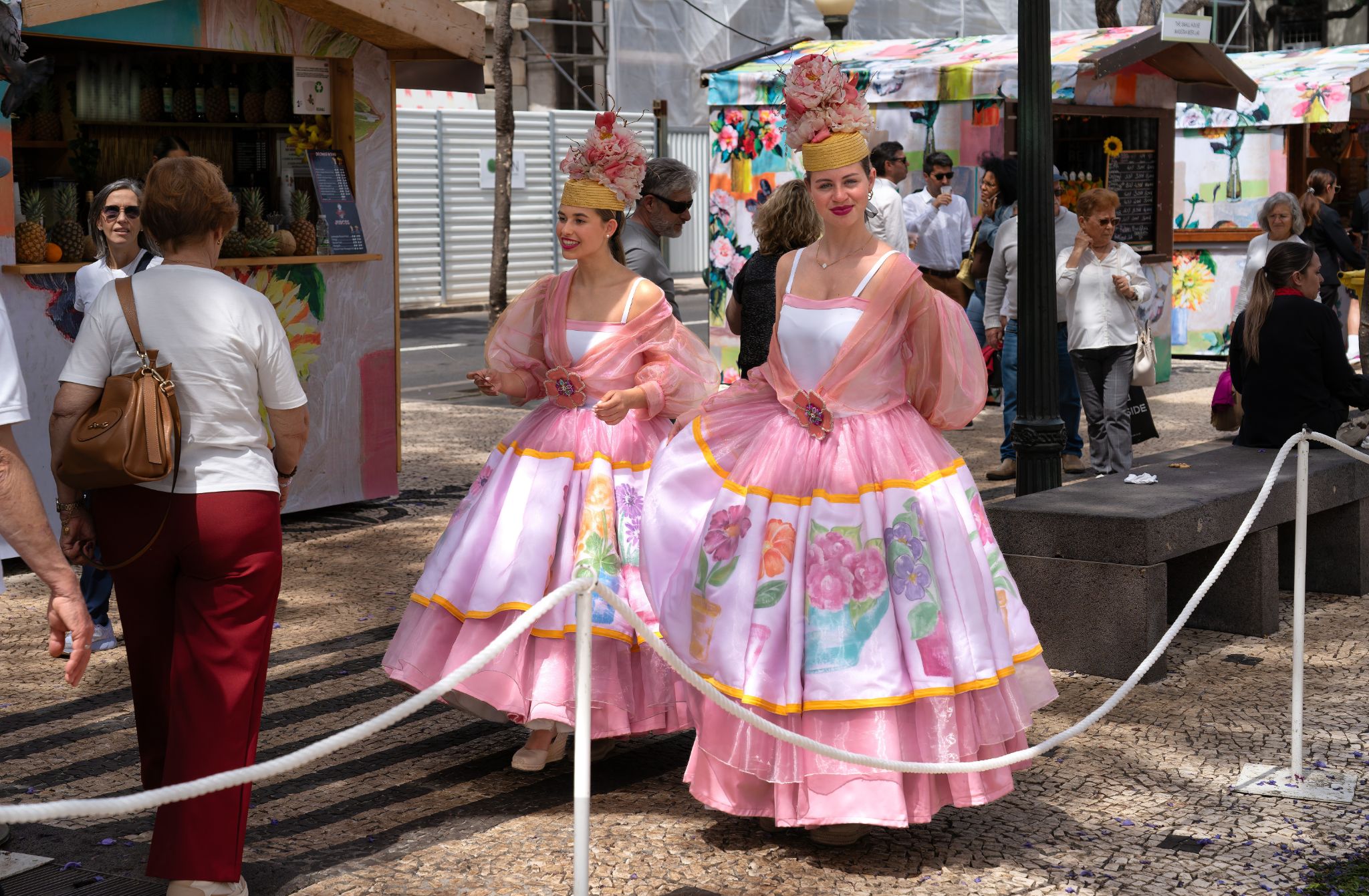 Während des Blumenfestivals von Funchal werden diese Damen in der Regel einfach als „Figurantes” (Statistinnen) bezeichnet. Oft werden sie auch als "floral fairies" (Blumenfeen) tituliert, wenn sie in ihren aufwendigen Kostümen die verschiedenen Blumengruppen repräsentieren.